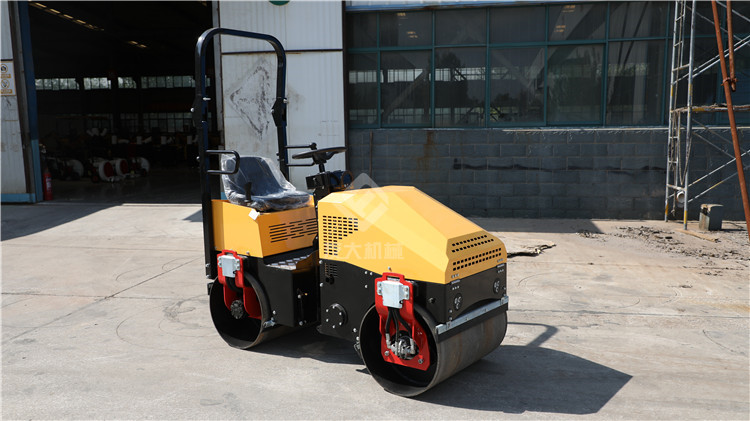 小型壓路機(jī)配重松動的原因是什么？4個(gè)細(xì)節(jié)告訴你